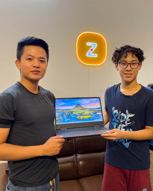 Ảnh khách hàng hạnh phúc khi mua hàng tại ZENIT STORE