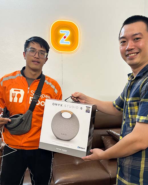 Ảnh khách hàng hạnh phúc khi mua hàng tại ZENIT STORE