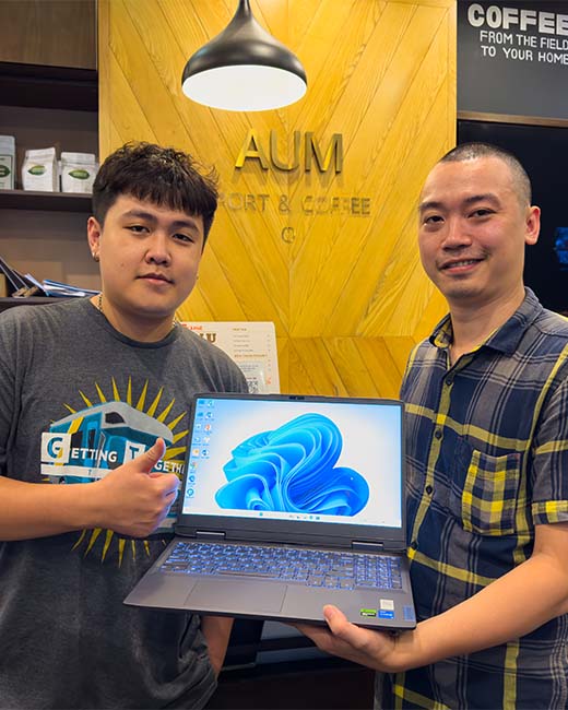 Ảnh khách hàng hạnh phúc khi mua hàng tại ZENIT STORE