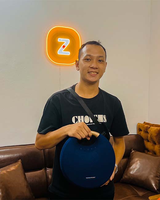 Ảnh khách hàng hạnh phúc khi mua hàng tại ZENIT STORE
