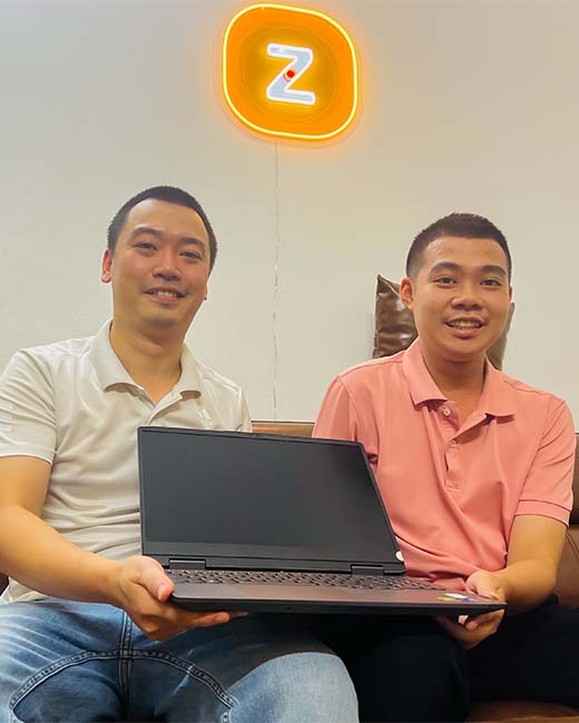 Ảnh khách hàng hạnh phúc khi mua hàng tại ZENIT STORE