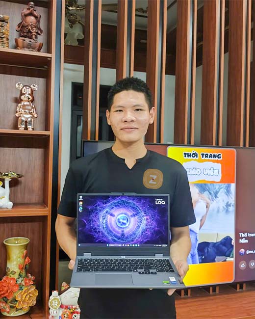 Ảnh khách hàng tại ZenIT Store