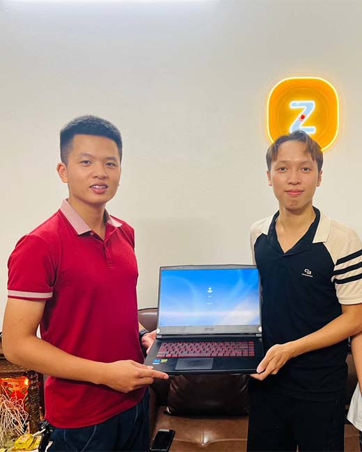 Ảnh khách hàng tại ZenIT Store