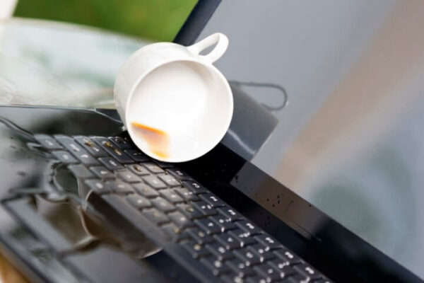 Cách xử lý khẩn cấp khi vô tình làm đổ nước vào laptop