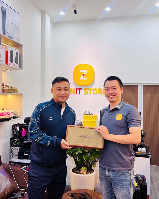Khách hàng vui vẻ tại ZenIT Store 46 Lương Thế Vinh