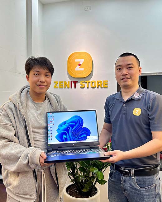 Khách hàng vui vẻ tại ZenIT Store 46 Lương Thế Vinh