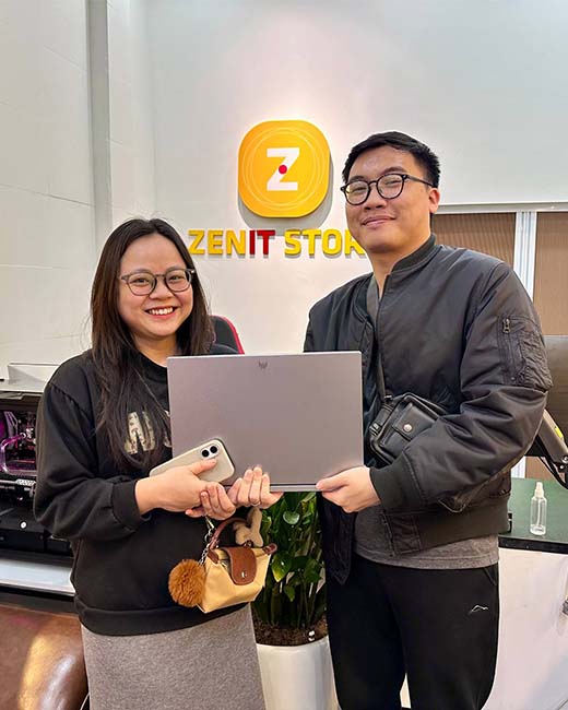 Khách hàng vui vẻ tại ZenIT Store 46 Lương Thế Vinh