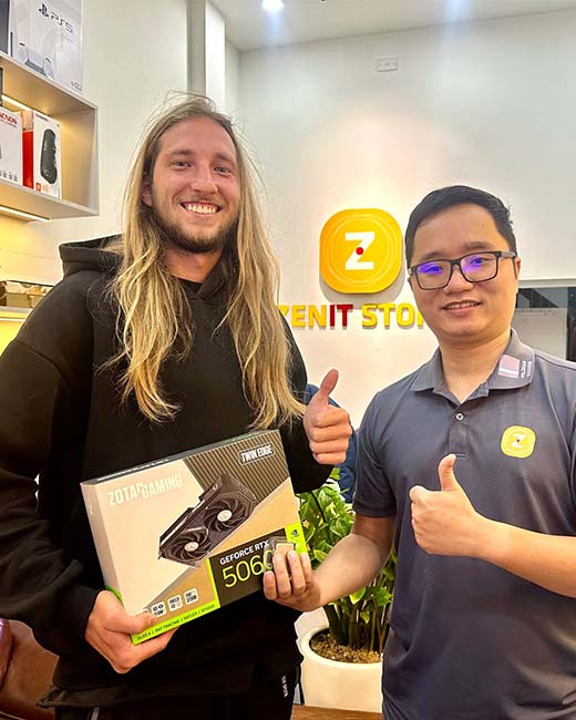 Khách hàng vui vẻ tại ZenIT Store 46 Lương Thế Vinh